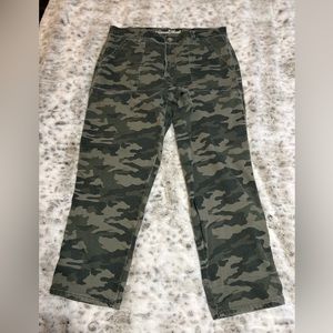 Universal Thread Camouflage Cropped Pants